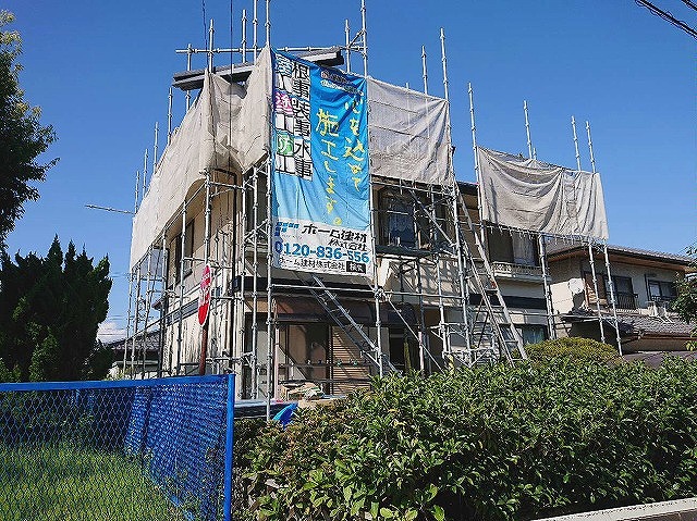 足場を設置した住宅外観